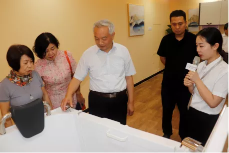 省政協常委、省政協港澳臺僑和外事委員會主任楊京偉一行蒞臨中原工業設計城參觀考察