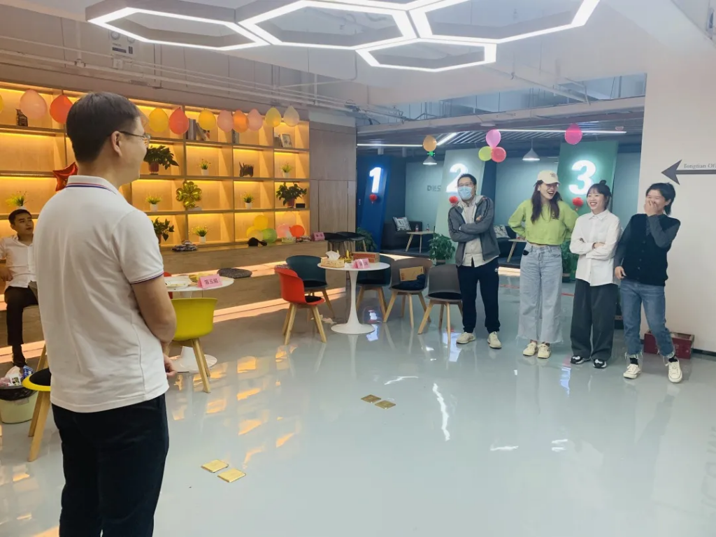 猜燈謎、拼果盤，中原工業(yè)設(shè)計(jì)城的這場迎國慶中秋雙節(jié)活動(dòng)氛圍濃