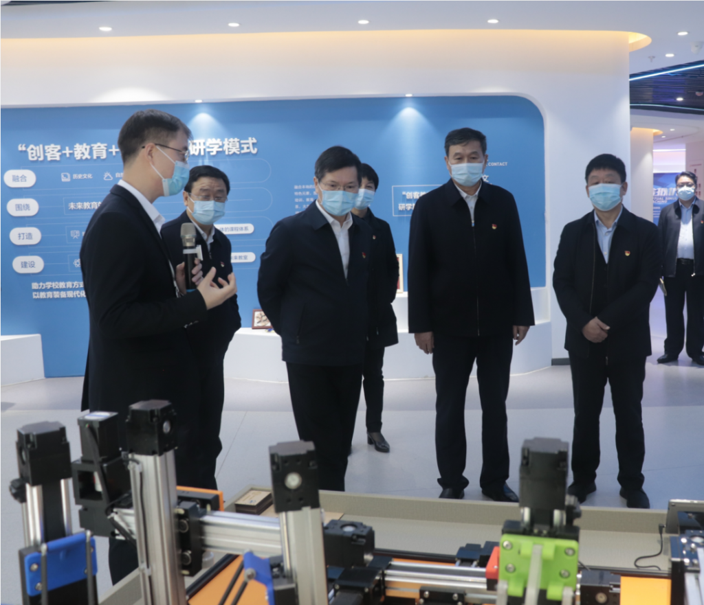 河南省委常委、鄭州市委書記徐立毅帶領(lǐng)鄭州市黨政考察團(tuán)蒞臨中原工業(yè)設(shè)計城參觀考察