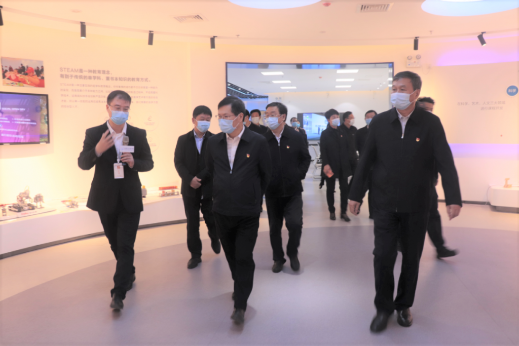 河南省委常委、鄭州市委書記徐立毅帶領(lǐng)鄭州市黨政考察團(tuán)蒞臨中原工業(yè)設(shè)計城參觀考察