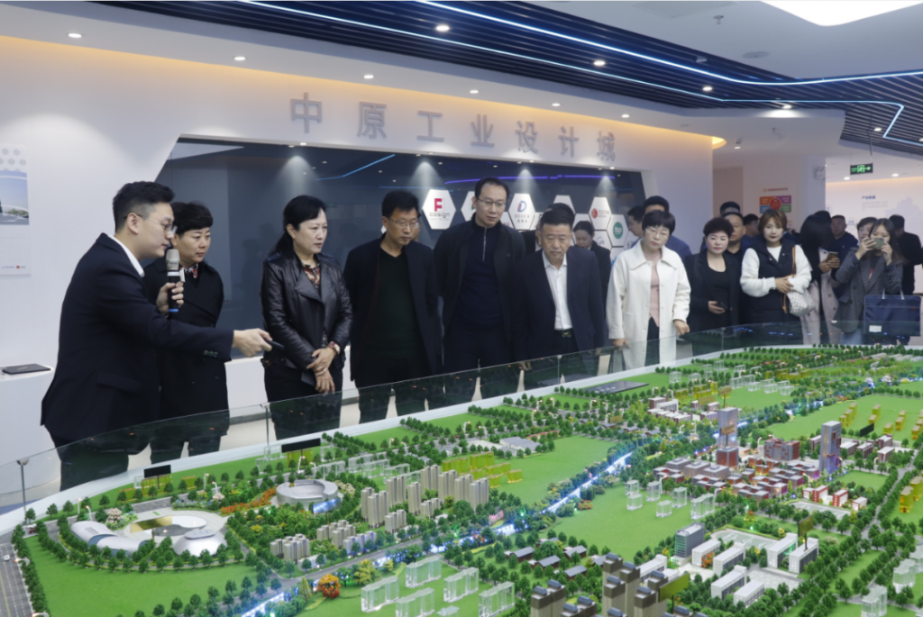 讓設計賦能企業——焦作市委統戰部副部長、市工商聯黨組書記武曉紅率領企業家參觀團走進設計城