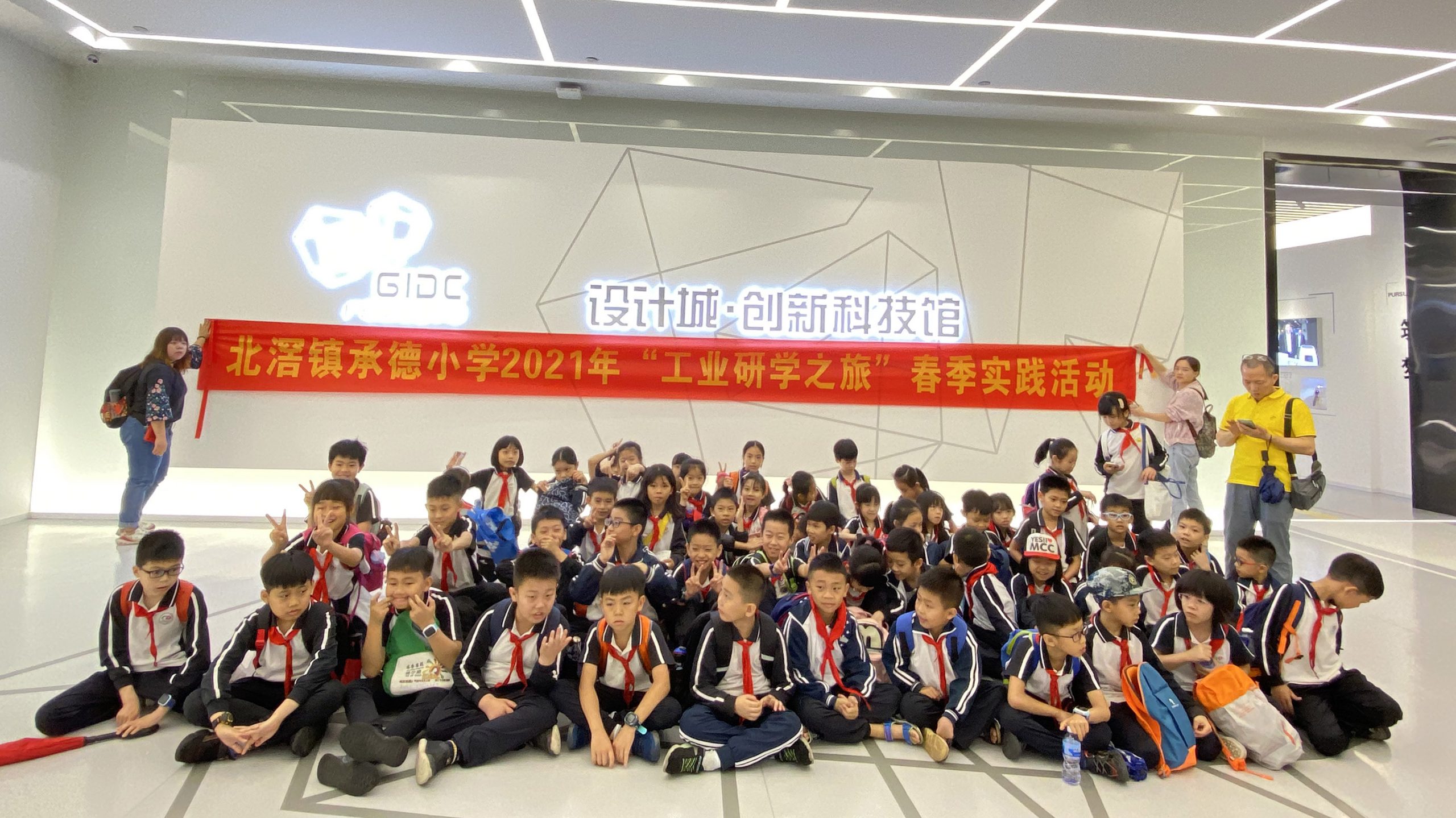 00名小學(xué)生“沸騰”了，在我城來(lái)一場(chǎng)創(chuàng)意紛呈的工業(yè)研學(xué)之旅"