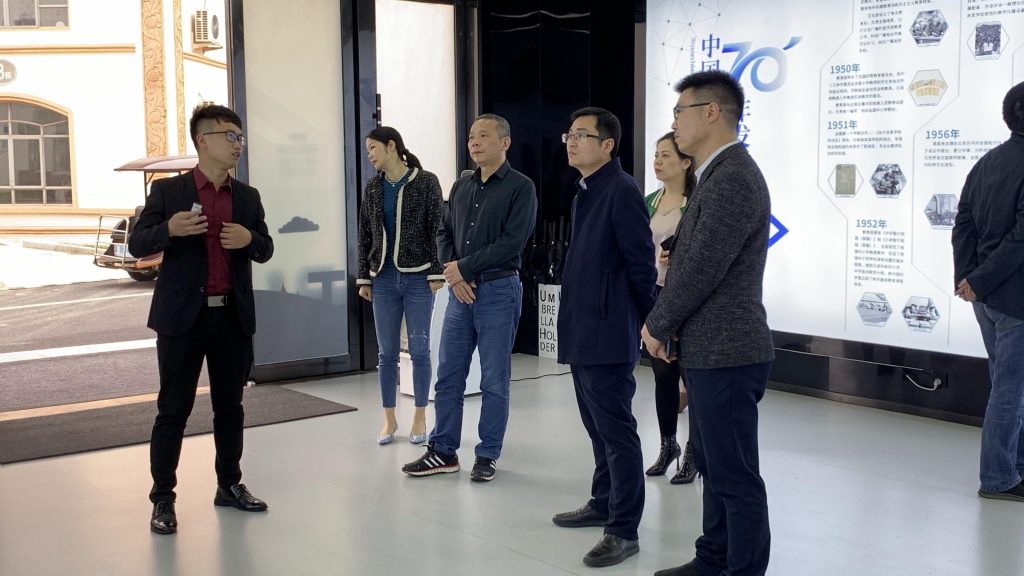 省社科聯(lián)副主席李方明調(diào)研中部教裝城