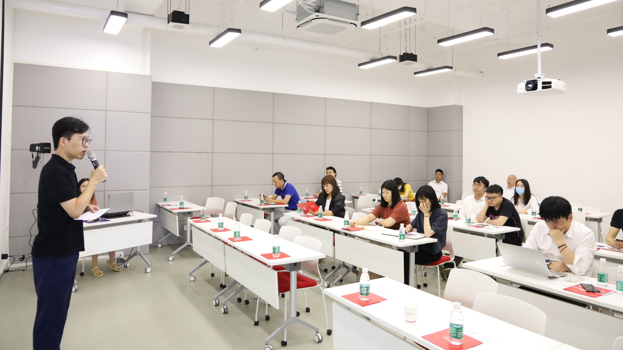擦出中韓設(shè)計(jì)火花，中韓設(shè)計(jì)順德中心公益講座在設(shè)計(jì)城舉行
