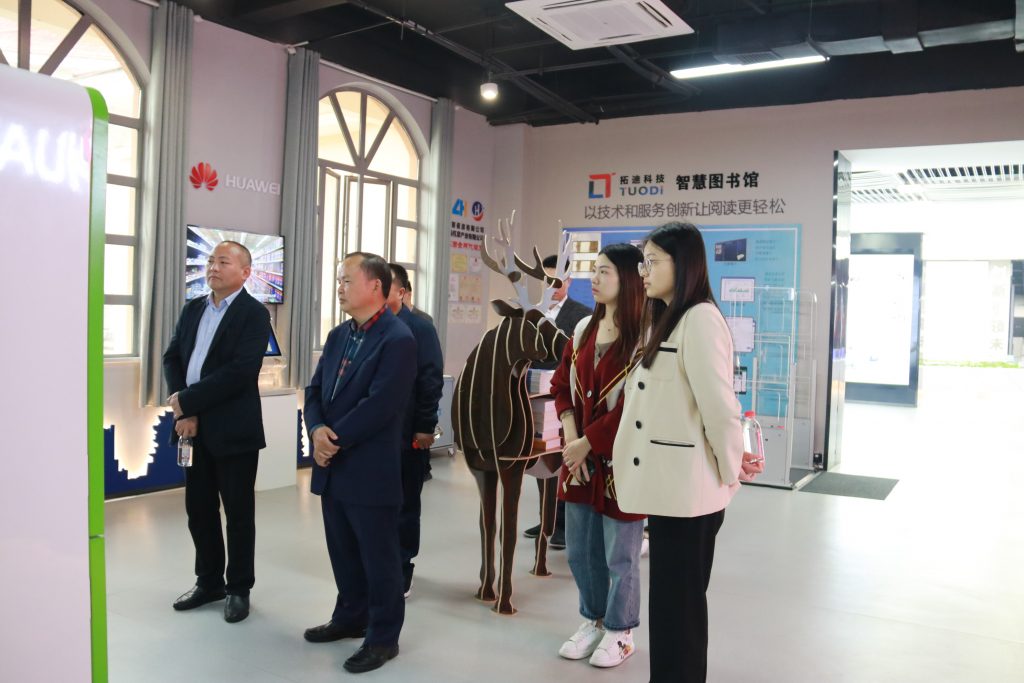 湖南省工信廳二級巡視員廖廷球考察設(shè)計(jì)小鎮(zhèn)、設(shè)計(jì)研究院