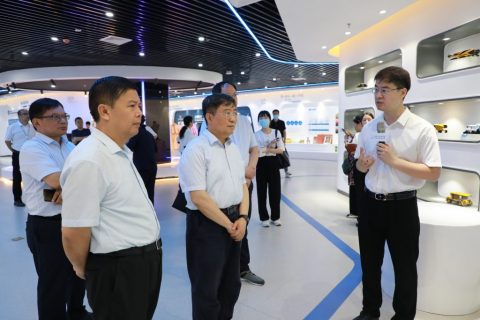 河南省政協(xié)副主席龔立群一行蒞臨設(shè)計(jì)城參觀調(diào)研