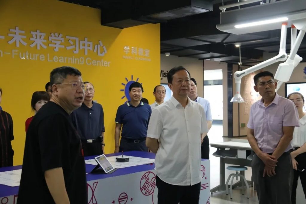 江西省政協(xié)常委、提案委員會主任丁曉群調(diào)研中部教裝城，他指出...