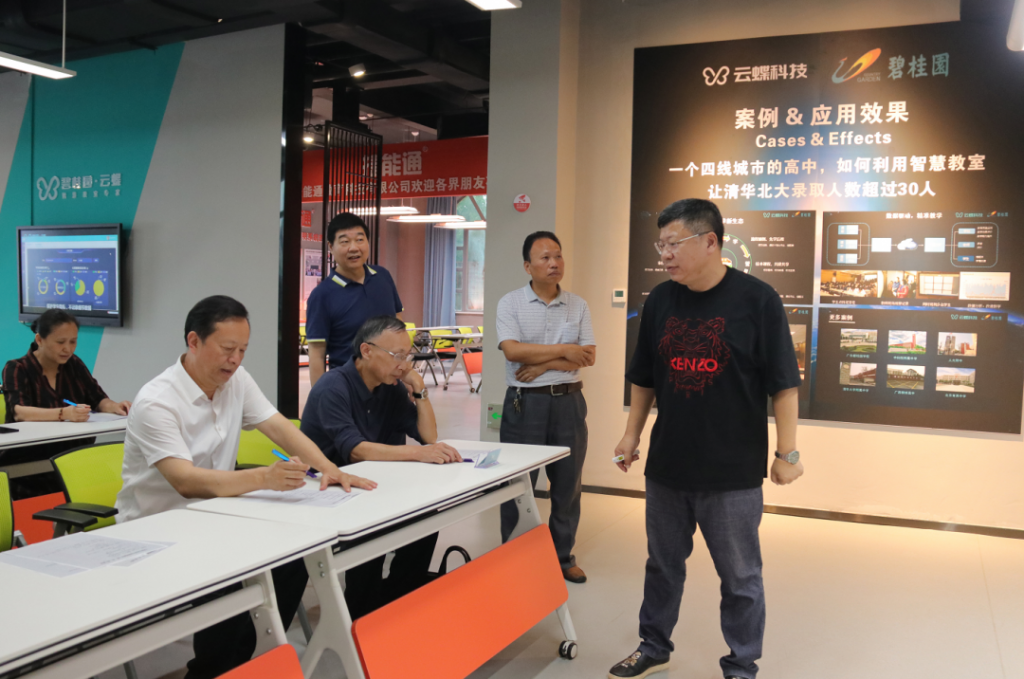 江西省政協(xié)常委、提案委員會主任丁曉群調(diào)研中部教裝城，他指出...