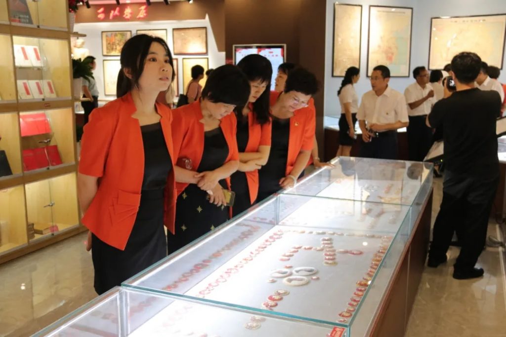 傳承紅色基因，豐城市政協(xié)走進(jìn)設(shè)計小鎮(zhèn)開展“紅色走讀”活動