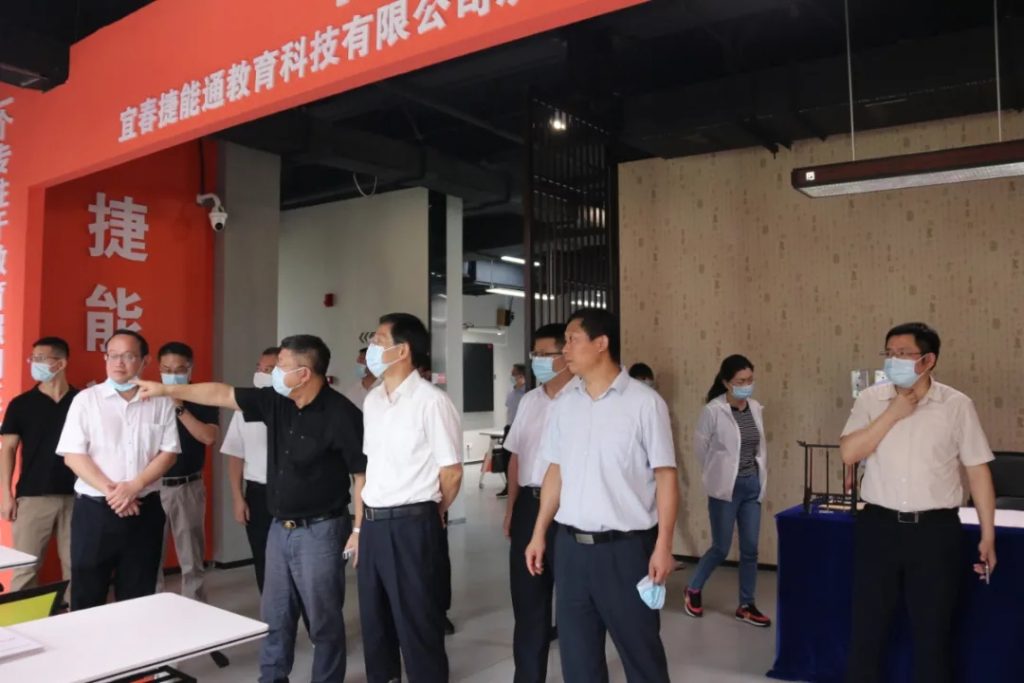 江西省副省長陳小平一行調研江西工業設計小鎮，他指出......