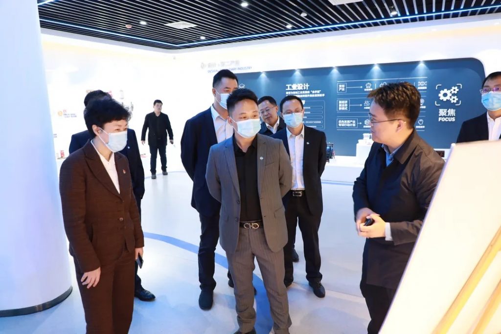 示范區管委會主任宮衛紅陪同中國汽車工程研究院領導一行到訪設計城參觀