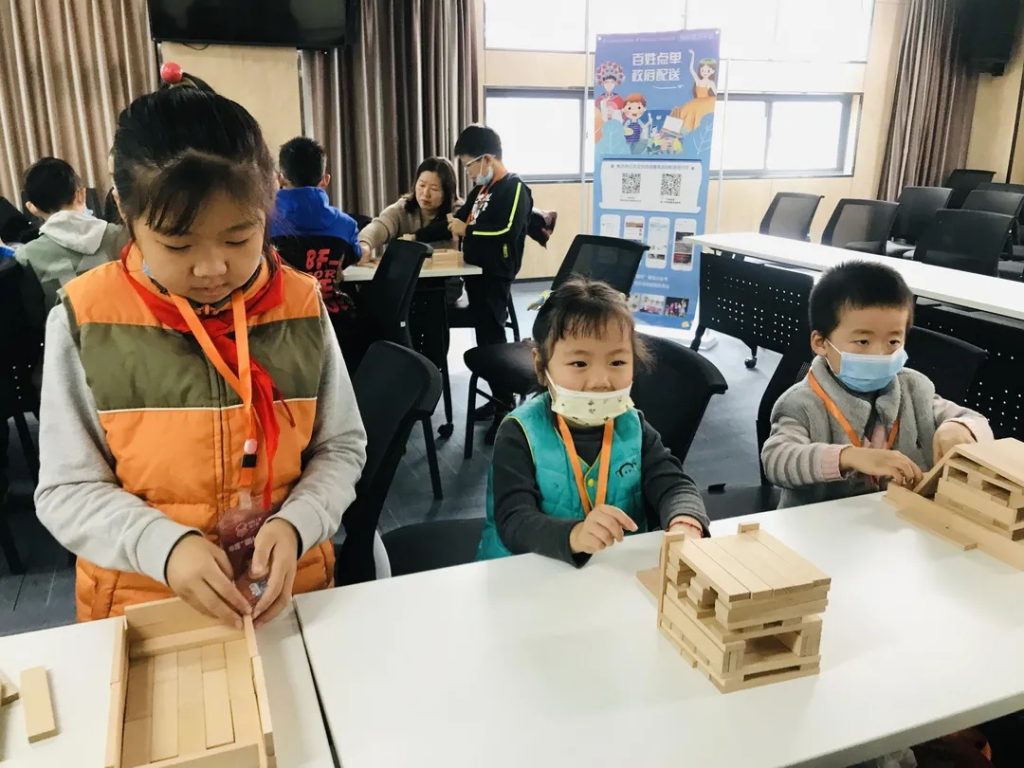 中原工業(yè)設(shè)計(jì)城：開展“未來魔方——百木搭”課程，感受“百木”魅力