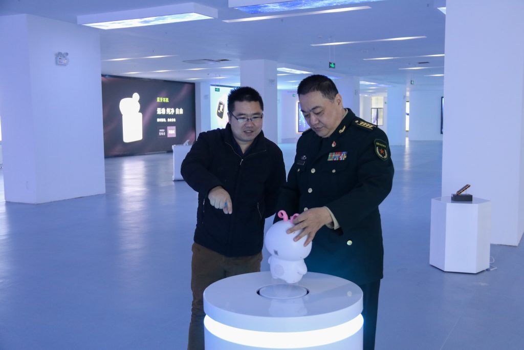 宜春市委常委、軍分區政委黃長平調研走訪中部教裝城，勉勵說……
