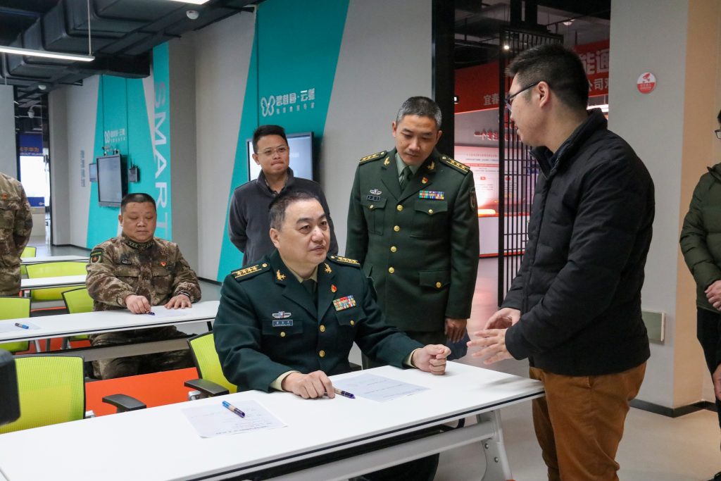 宜春市委常委、軍分區政委黃長平調研走訪中部教裝城，勉勵說……