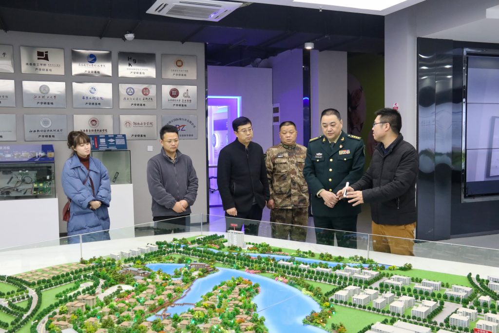 宜春市委常委、軍分區政委黃長平調研走訪中部教裝城，勉勵說……