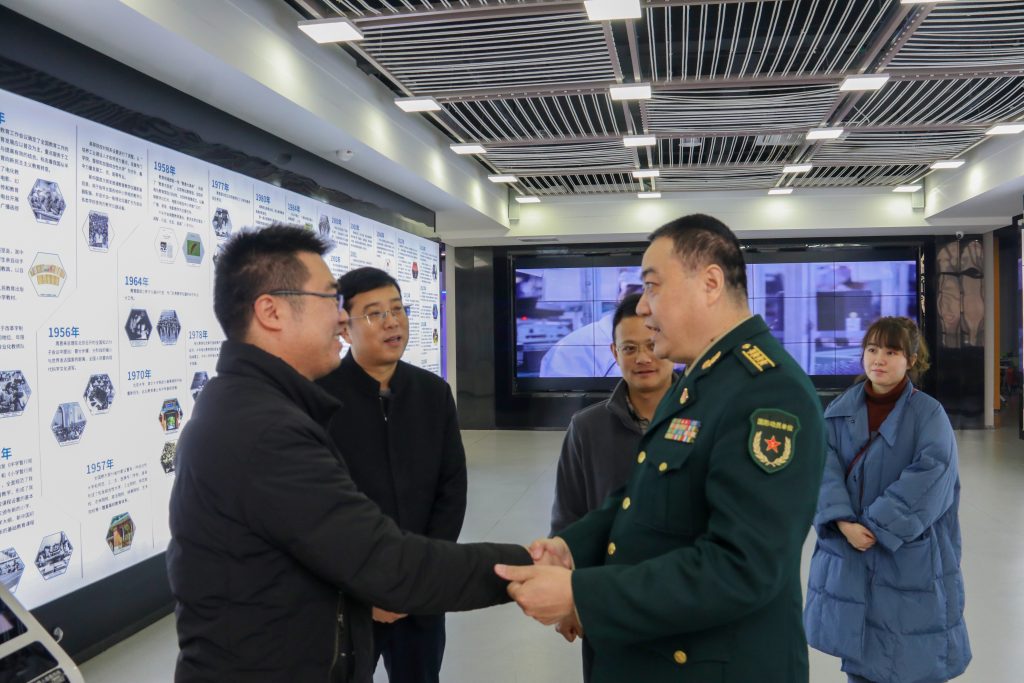 宜春市委常委、軍分區政委黃長平調研走訪中部教裝城，勉勵說……