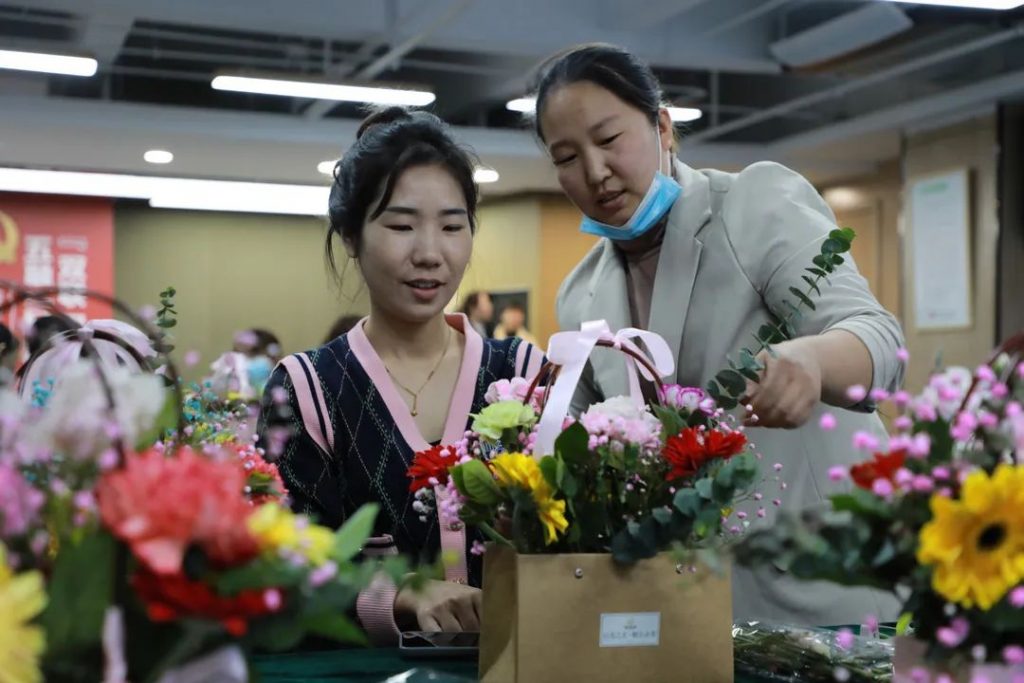 剪去浮華 | 中原工業設計城成功舉辦“以花之名·贈爾余香”花藝沙龍活動