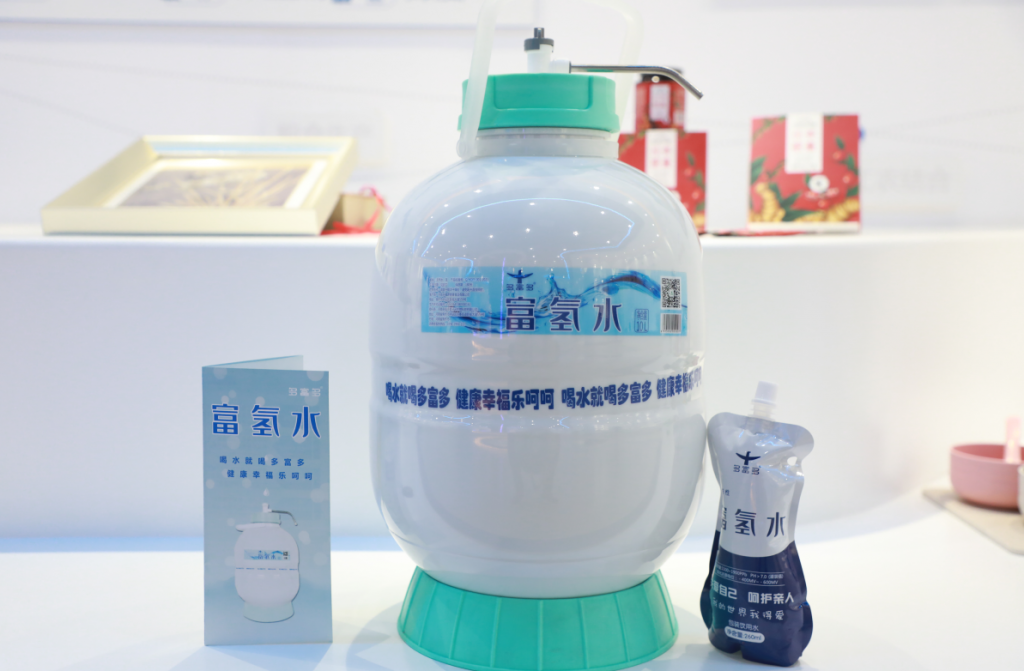 焦作市中站區統戰部副部長王雪力帶領區新聯會會員一行蒞臨設計城參觀考察