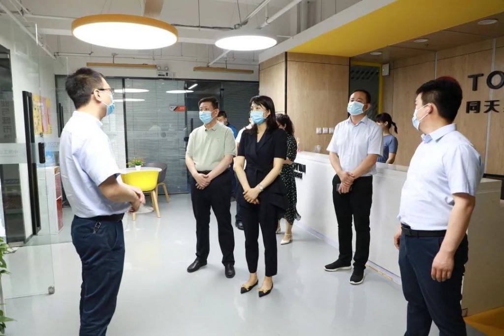 河南省人社廳就業(yè)促進(jìn)局副局長謝攀一行蒞臨設(shè)計城調(diào)研