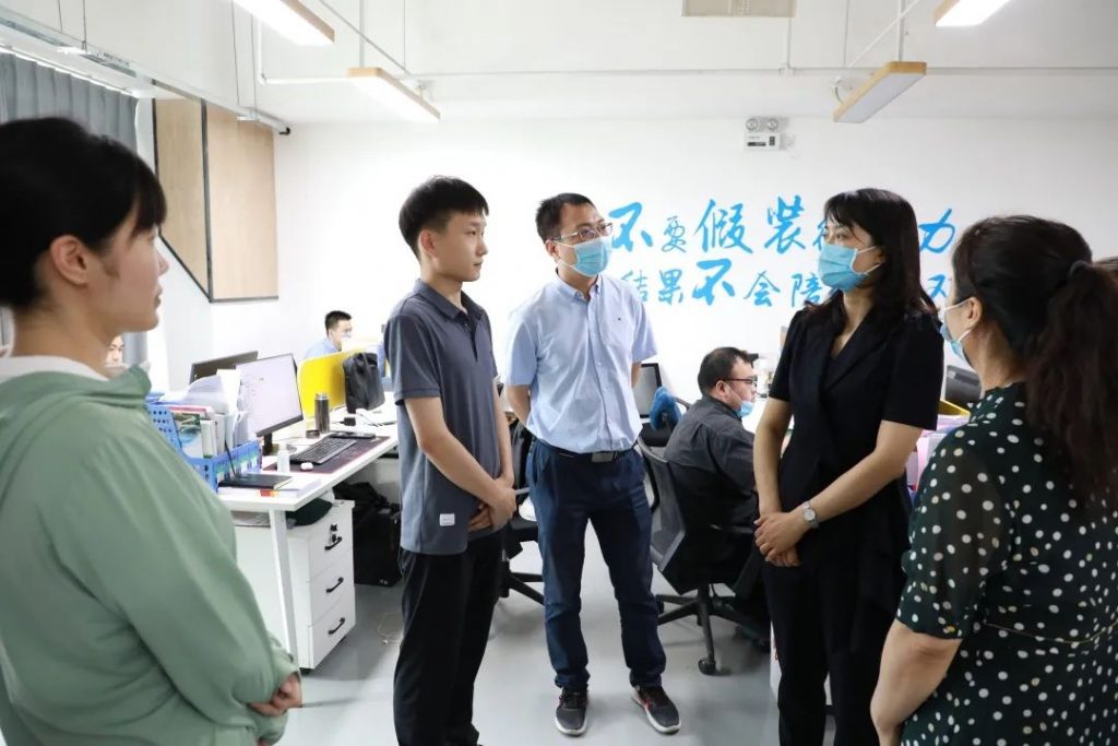 河南省人社廳就業(yè)促進(jìn)局副局長謝攀一行蒞臨設(shè)計城調(diào)研