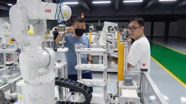 兩個月掌握工業機器人操作，設計城助力北滘培育智造人才！